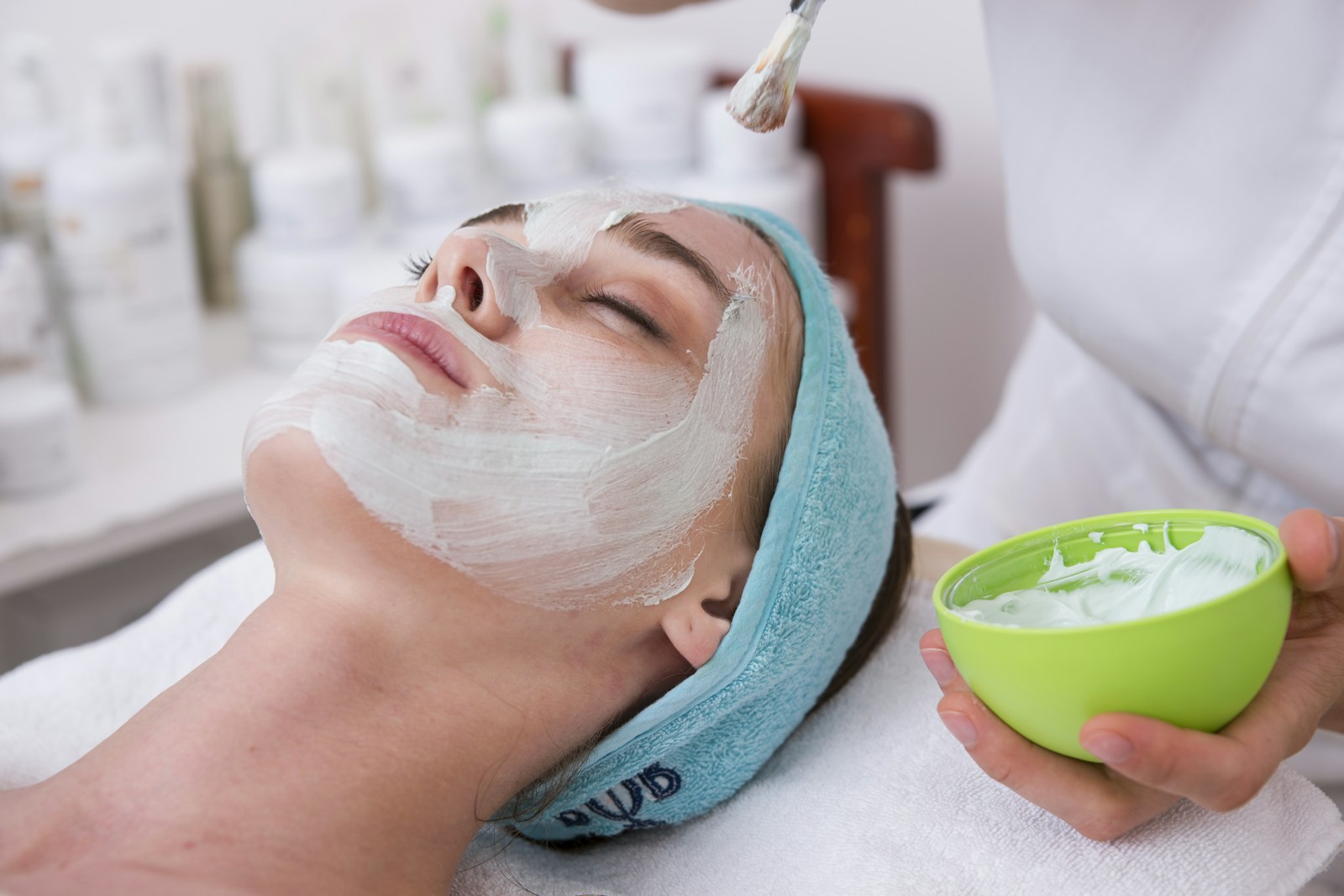 Massage du visage pendant un soin