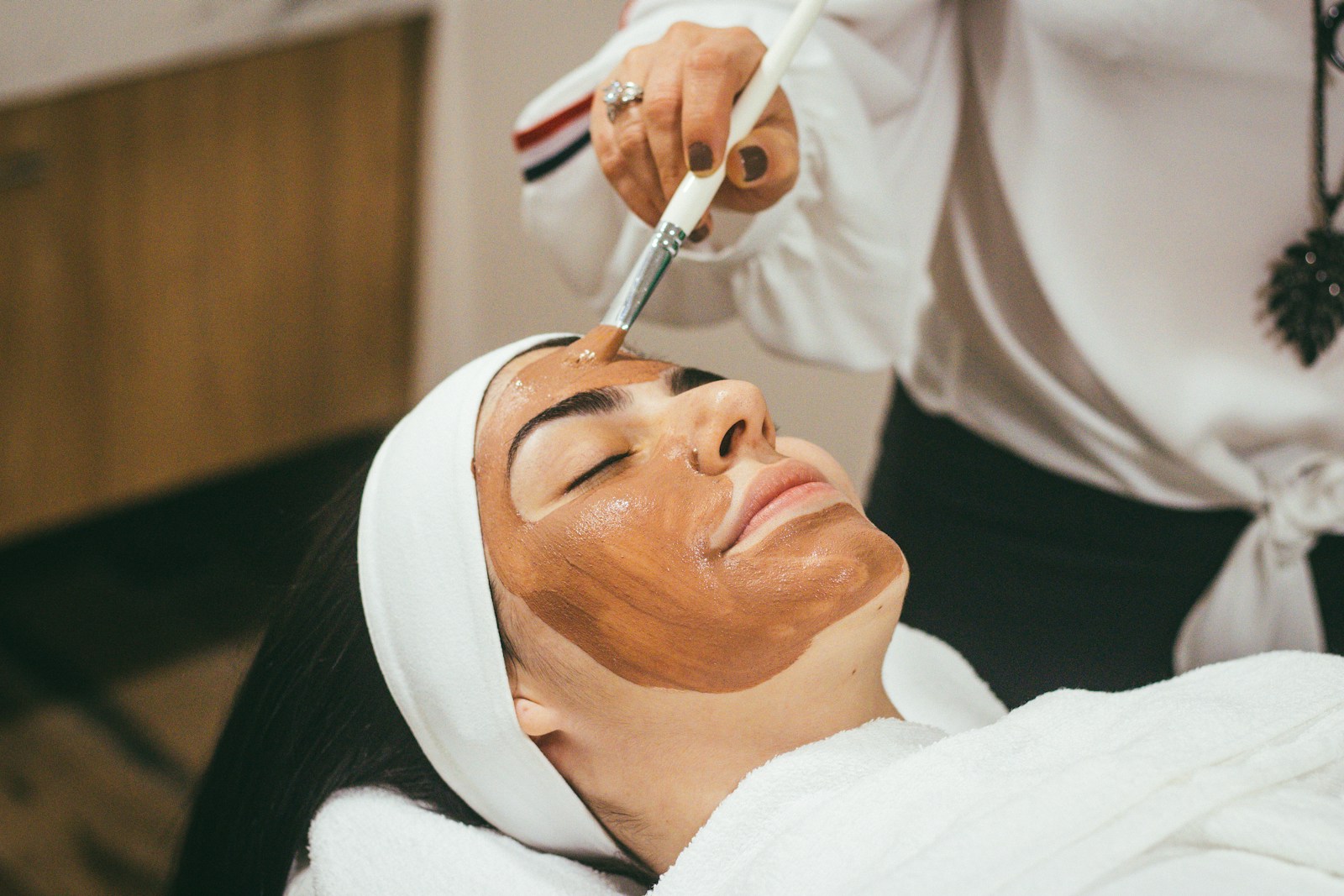 Soin du visage dans la cabine de l’institut